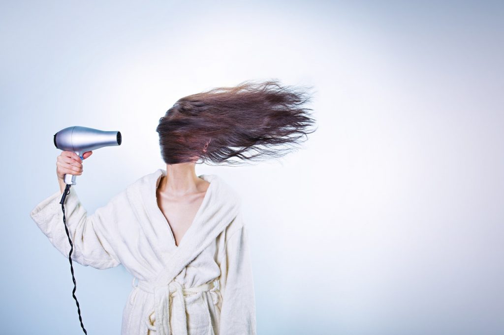 Puede la deshidratación causar pérdida de cabello secados agresivos