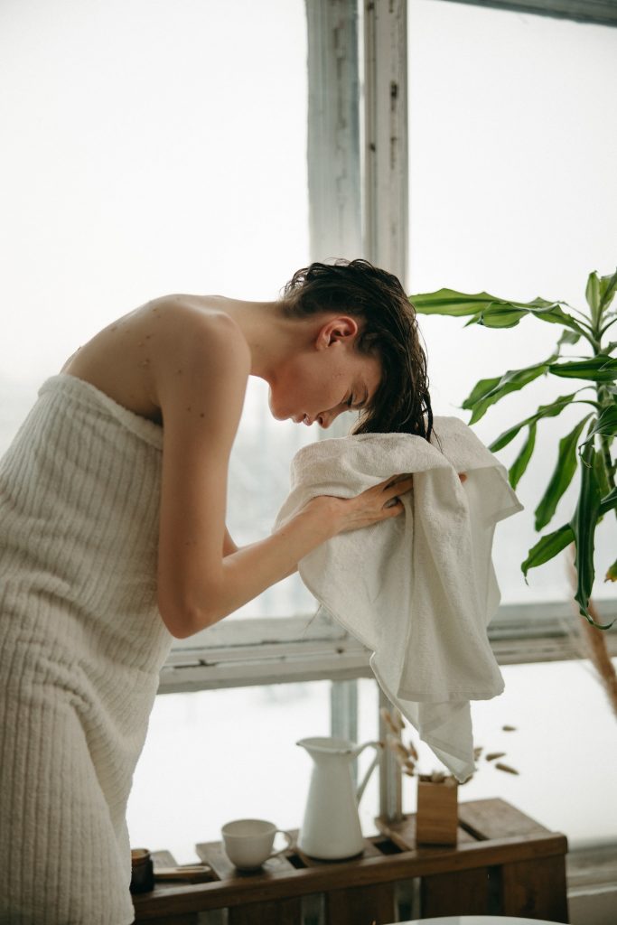 malos hábitos de cuidado del cabello riesgos de secar el pelo con toalla