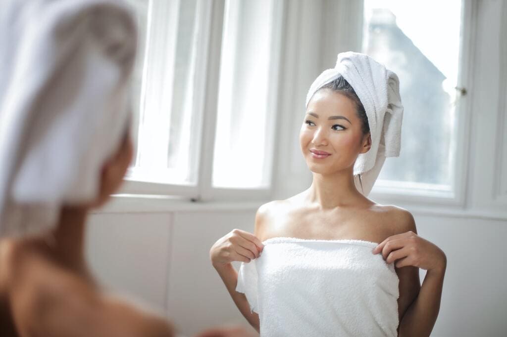 pérdida de cabello en la ducha secar a toques con toalla