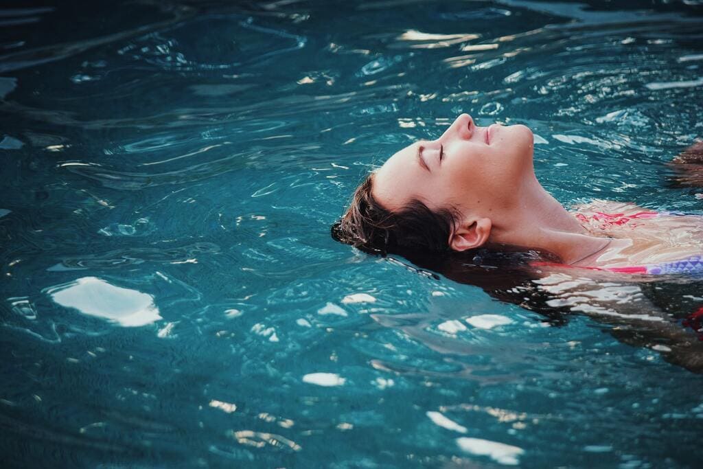 cómo usar una peluca en verano bañarse en piscinas