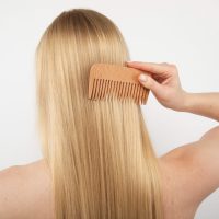 Cómo peinar peluca sintética para no dañarla