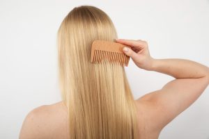 Cómo peinar peluca sintética para no dañarla