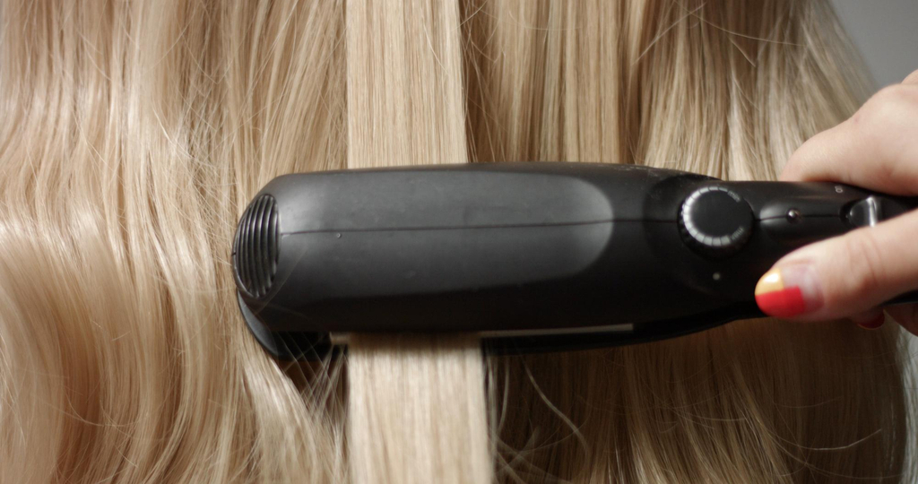 Se pueden usar herramientas de calor en las pelucas sintéticas planchar una peluca sintética