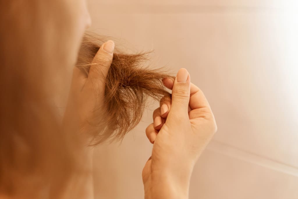 pelo sintético dañado se puede peinar una peluca sintética