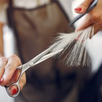 Cómo cortar una peluca en casa